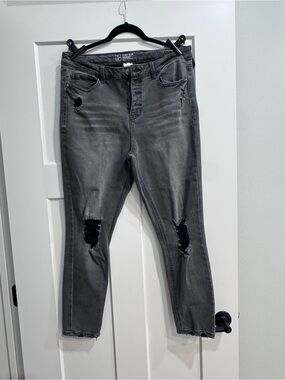 No Boundaries Distressed Grey Ankle Crop Jeans